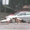 Nadrealan prizor u centru Beograda: Kiša lije kao iz kabla, a njih dvojica treniraju - nasred ulice (video)