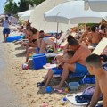 Pesničili se ko pomahnitali: Dva muškarca se potukla na plaži oko ležaljke, morala da reaguje čak i policija