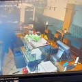 Novi slučaj nasilja u Sremskoj Mitrovici: Maskirani upali u kafić, pa jurili konobara čekićem i nožem