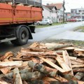Огрев за 25 породица: Општина Земун обезбедила дрва избеглицама