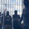 (Uznemirujući snimci) naterajte ga da vrišti: Odbegli članovi bande vešaju čuvare zatvora u Ekvadoru