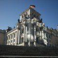 Dve ucene sa mašnicom: Nemačka ne zna šta će sa svojom krizom, pa se sili nad Srbijom