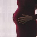 Besna trudnica prebila babice i čistačicu jer je dugo čekala: Jednu šutnula u stomak, pljuvala i mlatila metlom