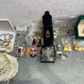 Carinici u „mercedesu“ pronašli satove i nakit vredne 350 hiljada evra