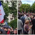 Građani se okupili ispred Vlade Crne Gore, besni zbog stava prema rezoluciji: Vijore se zastave Srbije i kraljevine Crne Gore