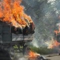 Bacio opušak cigarete iz automobila, pa upalio seno na prikolicama Bukti požar na putu Novi Sad - Zrenjanin (foto/VIDEO)