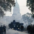 Neredi na protestima u Buenos Airesu zbog predsednikovih reformi