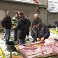 "Svi prelaze da jedu neko zelenilo" Tradicionalni svinjokolj u sremskom selu Voganj okupio domaćine: "Bitno je da se mladima…