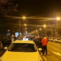 Taksisti protestovali ispred policije