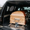 Skandal na sahrani o kome priča cela Srbija Muškarac se napio pa proveo noć sa pokojnikom, zbog onog što je uradio ujutru…