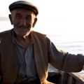 (Video) Ovaj čovek mazi ajkulu kao da je kuče! Snimak usijao društvene mreže, pljušte komentari "morski pas je čovekov…