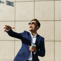 Čovek ujeo psa: Milijarderi platili porez!