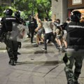 VIDEO Policija ispalila suzavac u Beogradu, kod Generalštaba bačena pirotehnička sredstva na građane