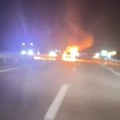 Automobil se pretvorio u buktinju nasred auto-puta: Dramatičan snimak sa skretanja za Leskovac centar (video)