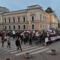 Učenici iz Kragujevca okrenuli leđa profesoru: Razlog je emotivan FOTO