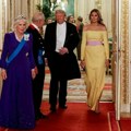 Da li je kaiš Melanije Tramp roze ili bež? Nova modna iluzija zaludela internet, poveo se rat i oko boje haljine koju je prva…