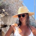 Naša voditeljka se razgolitila u dvorištu: Objavila fotku u kupaćem kostimu: "Da ispratim poslednji dan leta"