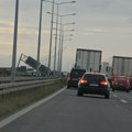 VIDEO: Obustavljen saobraćaj na auto-putu ka Novom Sadu, kamion oborio portal