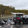 Troje mrtvih, od automobila nije ostalo ništa! Preticao s desne strane tri vozila, pa sleteo u kanal: Teška nesreća u Nemačkoj…