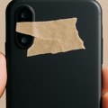 Zbog ovoga sve više ljudi lepi traku preko kamere na telefonu