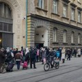 (FOTO) Ogroman red ispred Hrvatske narodne banke u Zagrebu: Poslednjeg dana godine ističe rok za zamenu kovanica kune