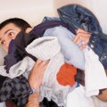 Zašto oprana odeća ponekad i dalje miriše na znoj i kako to da sprečite