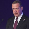 Медведев: ЕУ одбија да евакуише амбасаде у Кијеву, вероватно има вишак особља