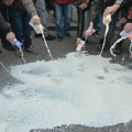 "Zašto sistem prosipa srpsko mleko?": Studenti iz Bačke Palanke oglasili se povodom blokade otkupa proizvoda seljaka iz Srema…