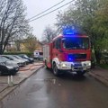 Drama u Batajnici! Zapalila se kuća - muž, žena i dete bili zarobljeni na spratu: Vatrogasci-spasioci ih izveli kroz prozor i…