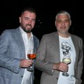 (Video) Nameštaj razmešten, uneti barski stolovi a on peva priju: Čeda podelio kadrove iz stana pred rođendan Ace Kosa