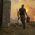 Požari i dalje divljaju u Grčkoj: Jak vetar pravi velike probleme, vatra došla do predgrađa Atine