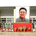 Tokom oluje prioritet građana Severne Koreje je da čuvaju portrete porodice Kim