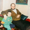 "Babo, dvije godine već prođoše" Muftijin prvenac Usame objavio sliku iz detinjstva, njih dvojica nasmejani na ćilimu…