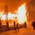 (Uznemirujući VIDEO) žena poginula, baraka se srušila i potpuno izgorela: Tragedija zbog neispravne ulične novogodišnje…
