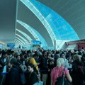 Totalni haos na aerodromima u Dubaiju; "Stisnuti smo poput životinja, ovo je opasno i nehumano" VIDEO