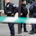 Detalji pucnjave u Parizu: Policajci pretesali privedenog muškarca, on oteo pištolj i izrešetao ih