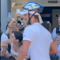 Novak „udario brigu na veselje“: S kacigom na autograme
