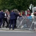 Fico jedva stoji na nogama, obezbeđenje ga vuče: Isplivao novi snimak atentata na slovačkog premijera izbliza (video)