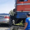Несрећа на прузи: Аутомобил подлетео под локомотиву