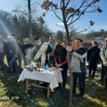 Žitelji Vlasa ispred Crkve Svetog proroka Ilije obavili čin paljenja badnjaka