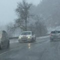 Crna gora na udaru oluje! Popaljeni meteoalarmi, neverovatni prizori u Ulcinju: Sneg prekrio plažu, duvaju orkanski vetrovi…