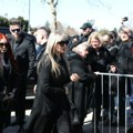 (Foto) porodica Saše Popovića stigla na Bežanijsko groblje: Suzana sa decom, ne odvaja se od njih: Tužne scene na…