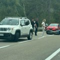 (Foto) devojka povređena u udesu Motocikl se prevrnuo između dva automobila – obustavljen saobraćaj