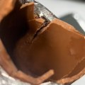 Žena zagrizla čokoladnog zeku pa se šokirala kada je shvatila šta se unutar njega nalazi: "Povraćala sam pola sata"