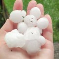 Potop u Beogradu, nevreme napravilo haos! Grad veličine oraha tukao svuda, vozači ne vide prst pred nosom (video)