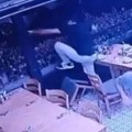 Prvi snimci razornog zemljotresa u Turskoj: Ljudi u panici skakali kroz prozore, izdato hitno upozorenje (Video)