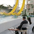 (Foto, video): Kim Džong Un sa cigaretama i hladnim pićem pored bazena, gleda turiste kako se spuštaju niz tobogan: Otvoreno…