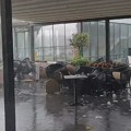 Snažno nevreme pogodilo Bihać, za kratko vreme se sručilo nebo: Vetar nosio stolove u kafiću