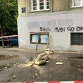 Pala statua sa sa fasade u Ulici kneza Miloša