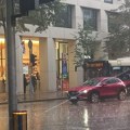 Crno nebo nad Beogradom, od jutros pljušti i grmi: Na snazi hitno upozorenje RHMZ za glavni grad: Hladnije za 10 stepeni…